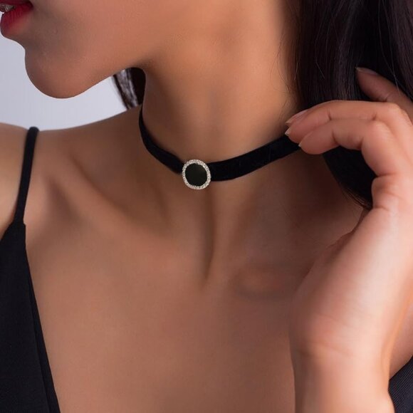 Stylish Adjustable Velvet Choker Necklaces: Perfect Gift for Any Occasion - Picture 2 of 8